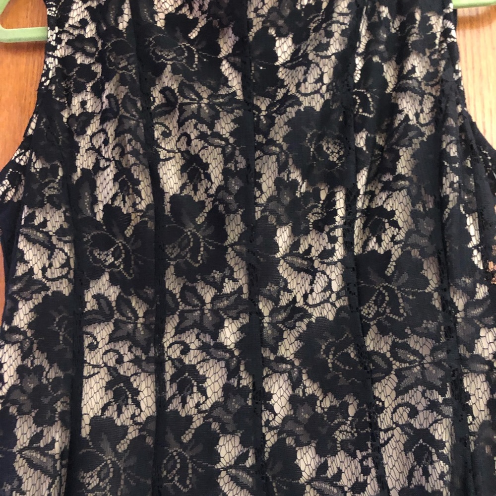Sleeveless lace dress. - Picture 3 of 4